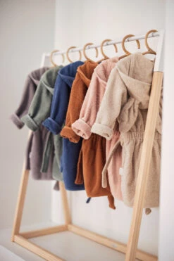 Jollein Pale Pink 1-2jr Badjas 060-808-00090 -Babyproducten Winkel Sfeerfoto Badjas Jollein 2