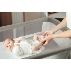 Babygo Goodnight Beige Wieg 4362 -Babyproducten Winkel babygo goodnight wieg aan bed sfeer 2 1