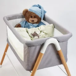Babygo Goodnight Beige Wieg 4362 -Babyproducten Winkel babygo goodnight wieg aan bed sfeer 4 1