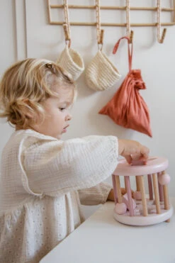 Label Label Roze Houten Rollende Vormenstoof LLWT-34345 -Babyproducten Winkel label label roze houten rollende vormenstoof llwt 34345 3