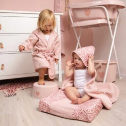 Bébé-jou Bebe-Jou Leopard Pink Badcape 3010123 -Babyproducten Winkel leopard pink mood 51
