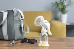 Medela Harmony Handborstkolf 101041154 7 Medela Harmony Handborstkolf 101041154 -Babyproducten Winkel medela harmony sfeer2