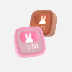 MOB Billy Chocolate Klok En Nachtlampje BILLY-CHOC-01 -Babyproducten Winkel mob billy chocolate klok en nachtlampje billy sfeer 1