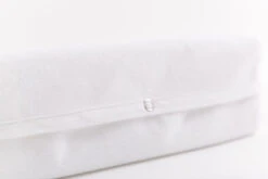 Doomoo Rest Easy Klein Hellend Vlak Kussen 30 Cm 40 040 008 -Babyproducten Winkel rest easy small detail fabric