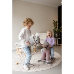 Tryco Milo Grijs Hobbelpaard 36m+ TR-120109 -Babyproducten Winkel tryco milo roze hobbelpaard 18m tr 120107 sfeer 1