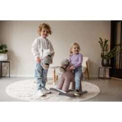 Tryco Milo Roze Stokpaard Met Geluid TR-120113 -Babyproducten Winkel tryco milo stokpaard met geluid tr sfeer2 1
