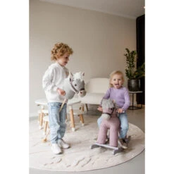 Tryco Milo Roze Stokpaard Met Geluid TR-120113 -Babyproducten Winkel tryco milo stokpaard met geluid tr sfeer5 1